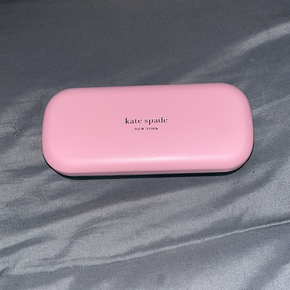 Kate Spade Cases with cleaning cloths price is per case! Accepting Offefs - Picture 5 of 5